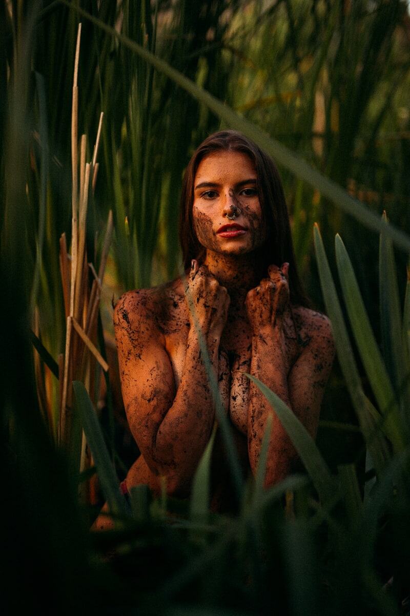 Mo in the Reeds story frame 4: A 2019 portrait archive story in reeds, body paint, low sun and green shadow.