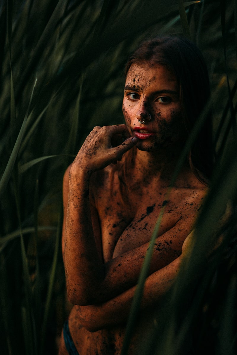 Mo in the Reeds story frame 9: A 2019 portrait archive story in reeds, body paint, low sun and green shadow.