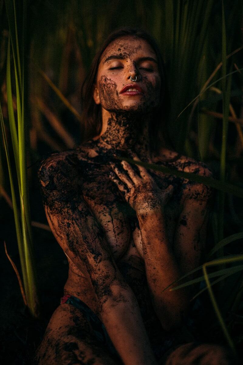 Mo in the Reeds story frame 10: A 2019 portrait archive story in reeds, body paint, low sun and green shadow.