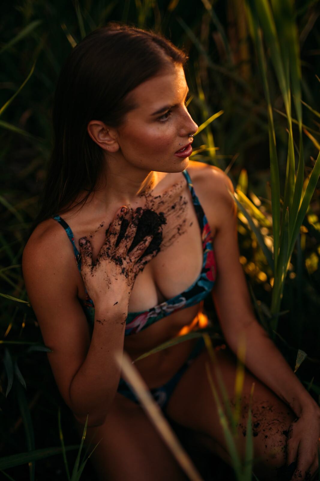 Mo in the Reeds story frame 11: A 2019 portrait archive story in reeds, body paint, low sun and green shadow.