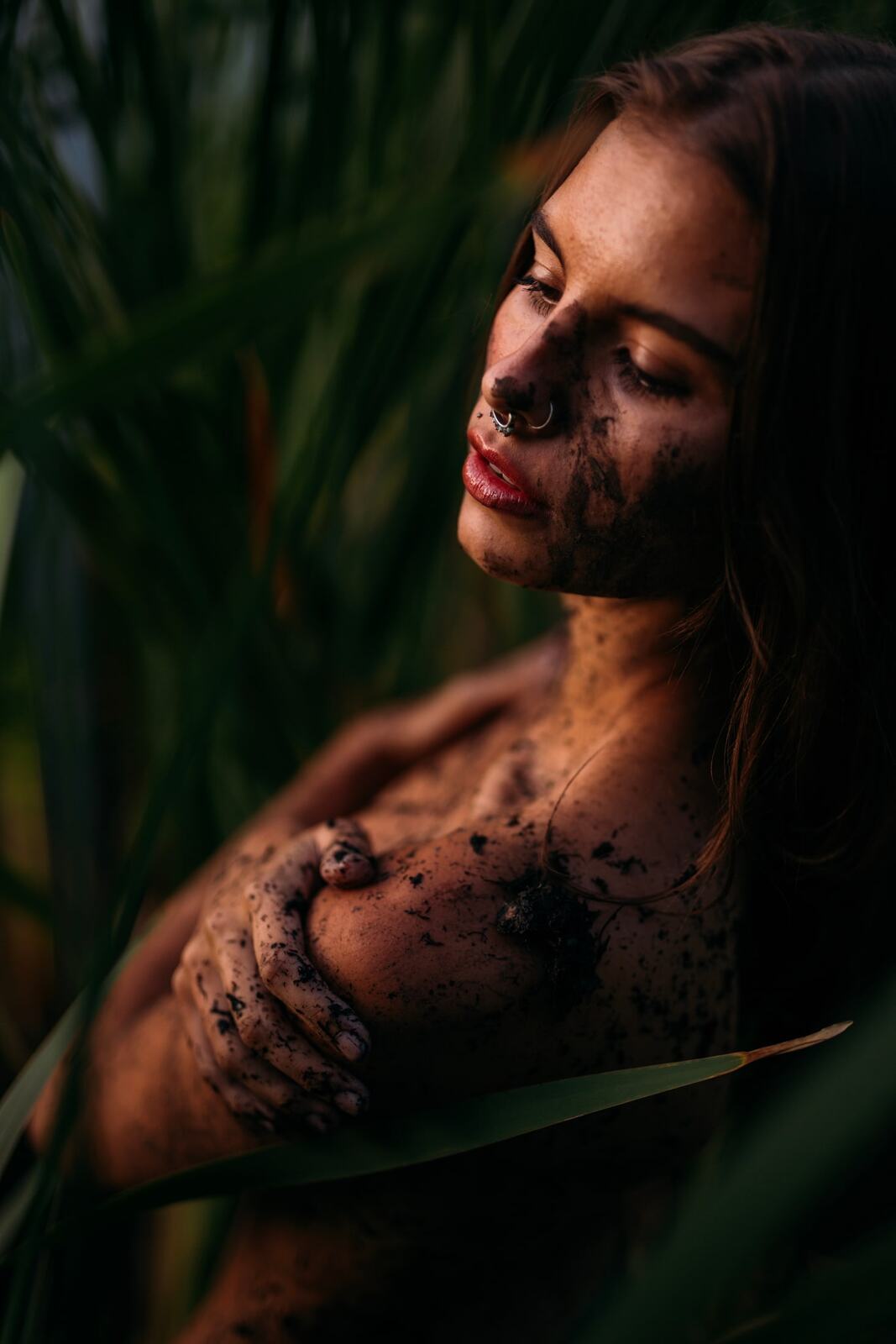 Mo in the Reeds story frame 13: A 2019 portrait archive story in reeds, body paint, low sun and green shadow.