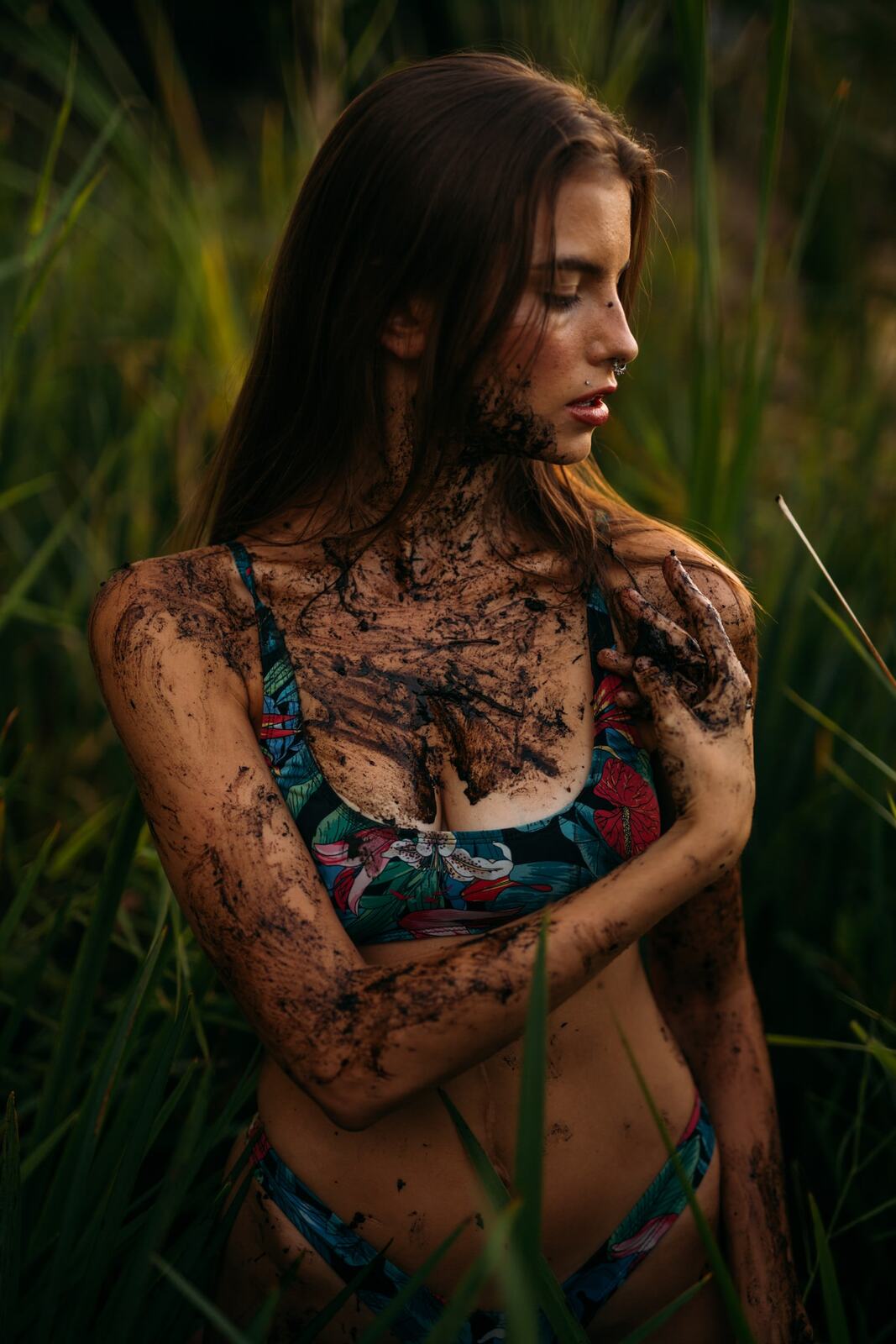 Mo in the Reeds story frame 16: A 2019 portrait archive story in reeds, body paint, low sun and green shadow.