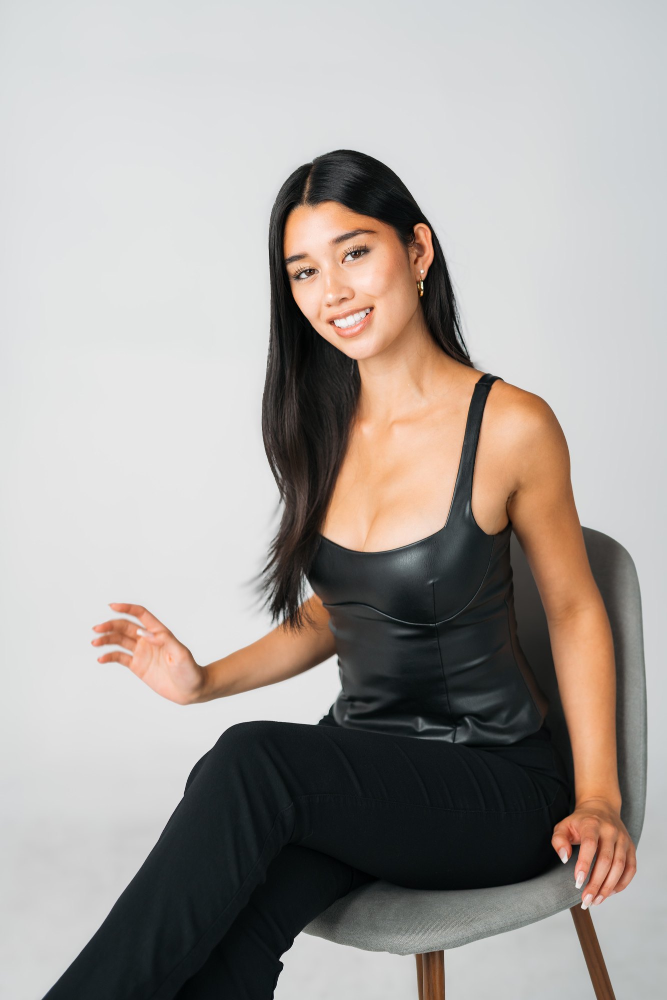Julia Crofoot — a spontaneous smile on the grey chair