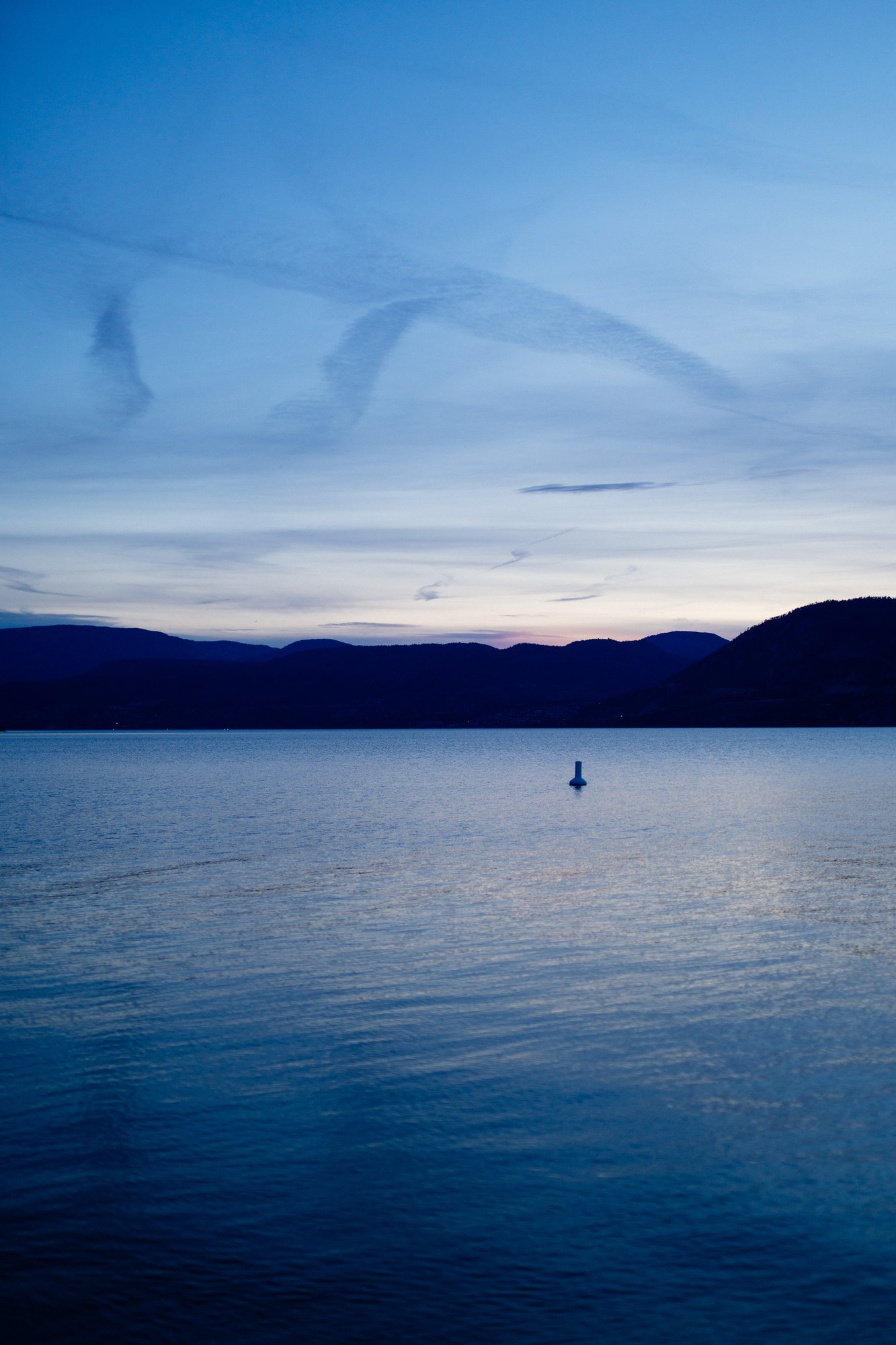 The quiet lake and evening sky after the portraits