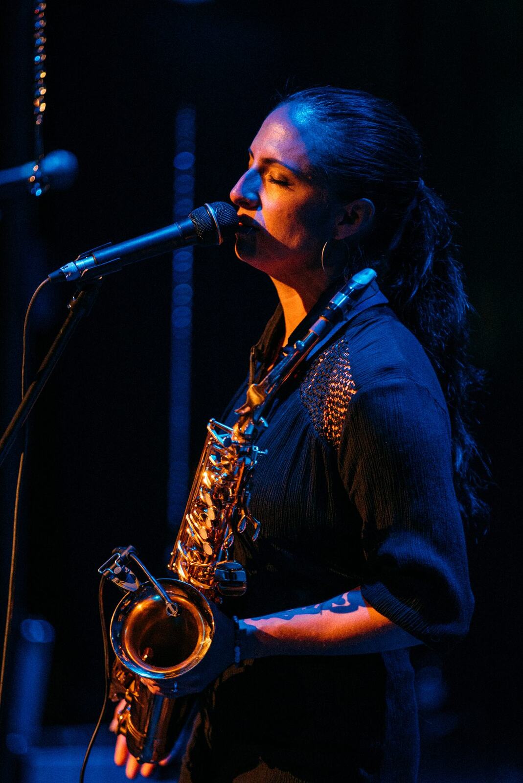 Two musicians singing together during the MusicBC performance.