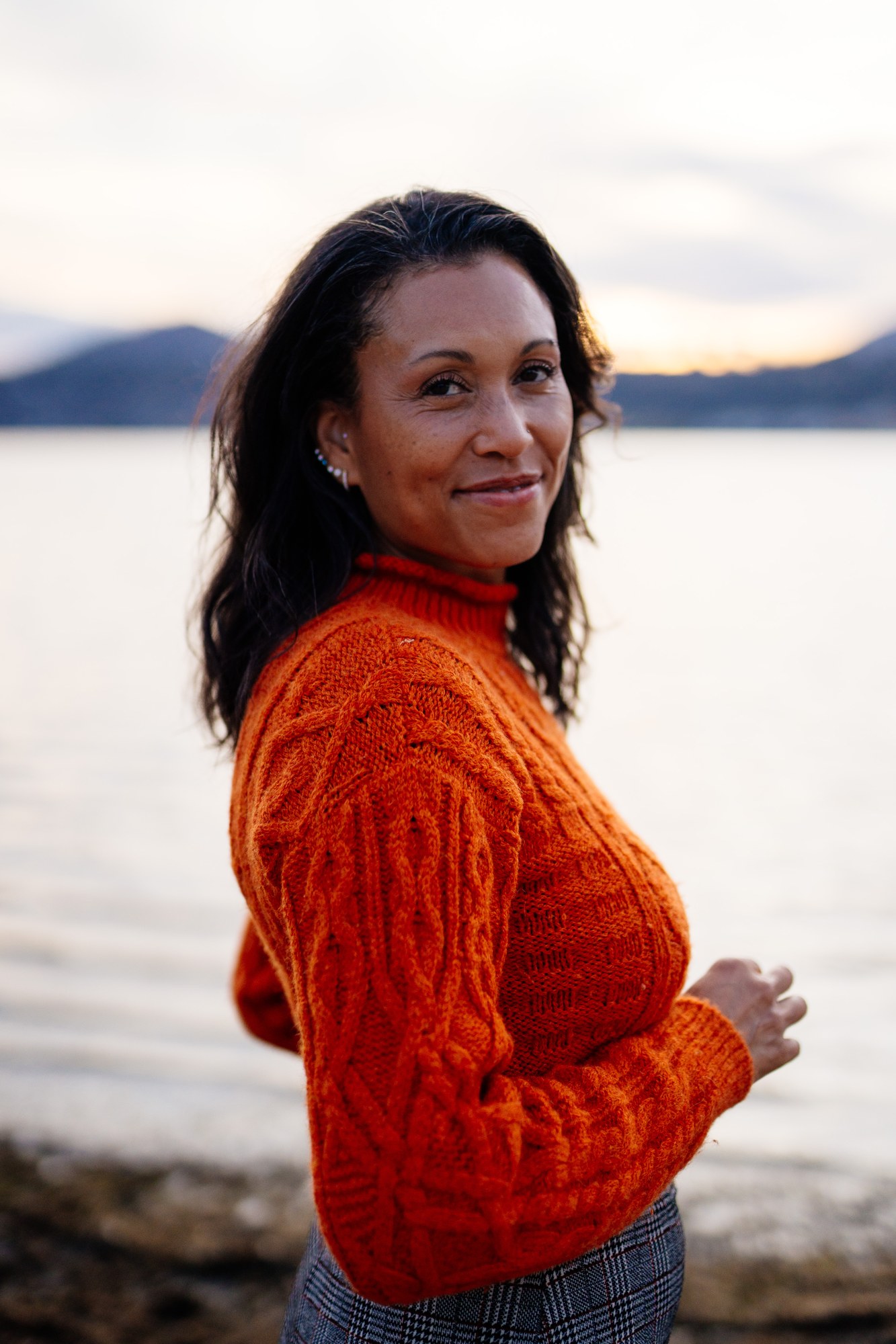 Rebekah in Autumn: Turned half-body portrait at the shore.