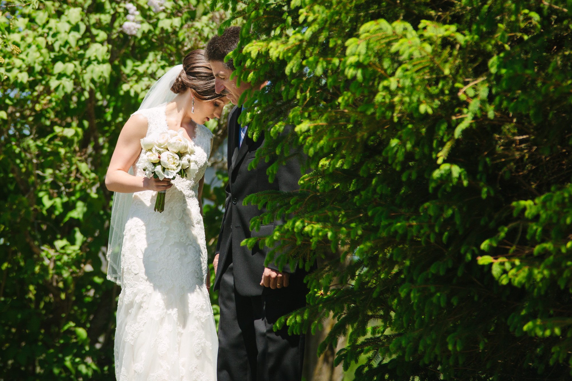 Shannon & Ehren: The bride arriving with her bouquet.
