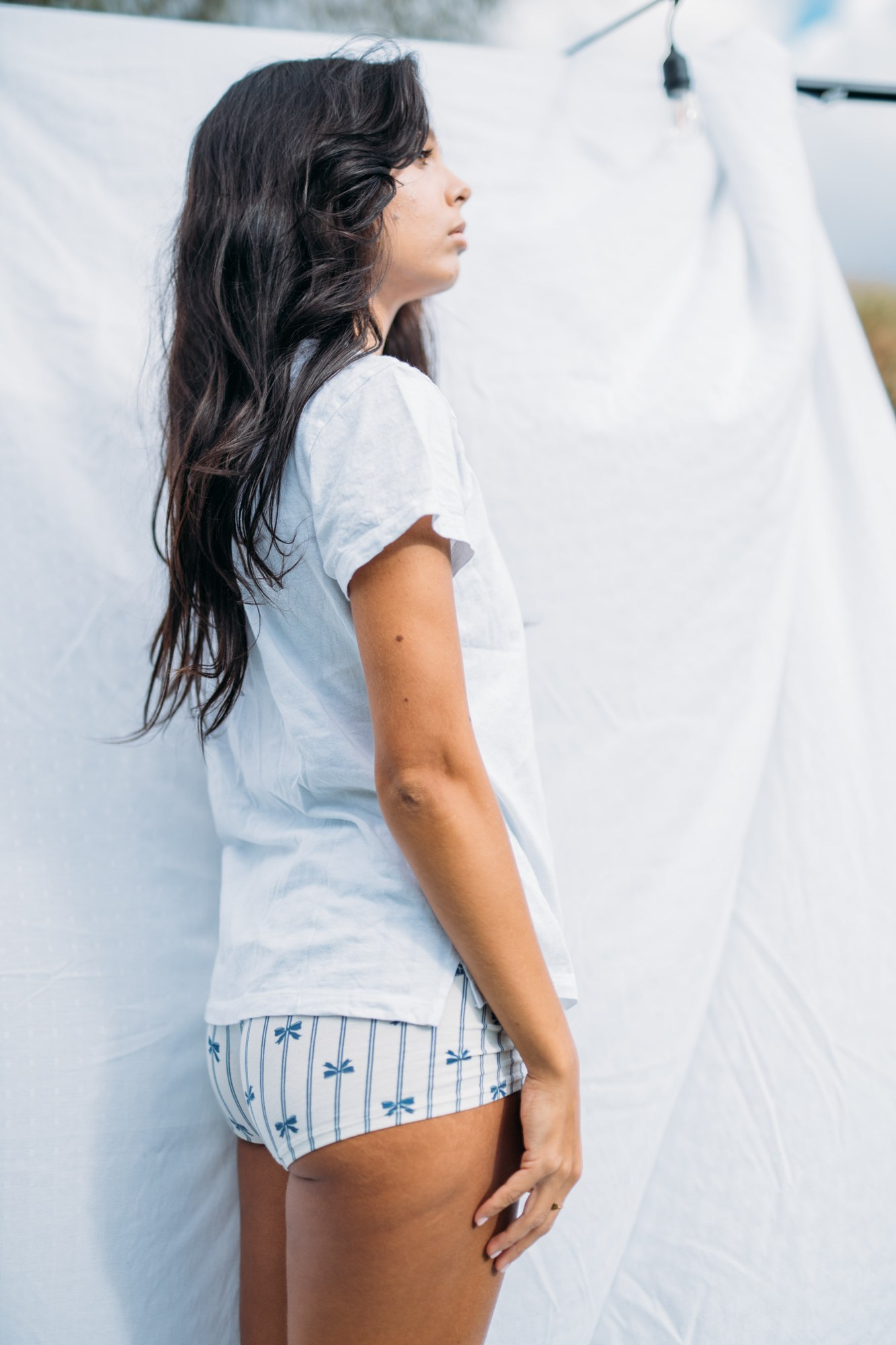 Sunny in Sunlight: Quiet side profile in the tee look.